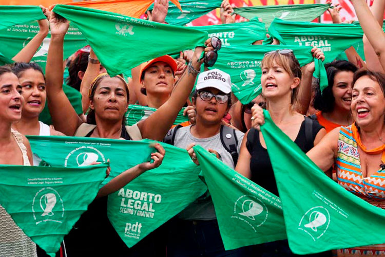 Feministas se movilizan en Argentina por aborto legal