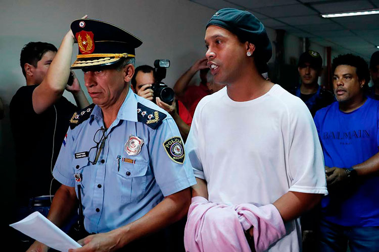 Ronaldinho esposado; comparece en audiencia