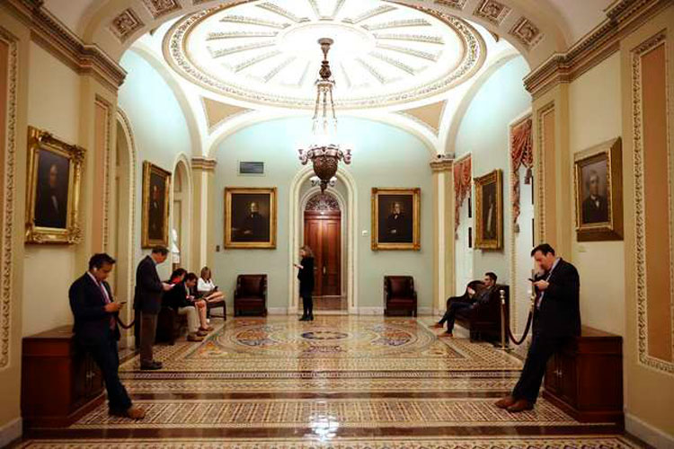Senado y Casa Blanca pactan plan de ayuda de 2 billones de dólares