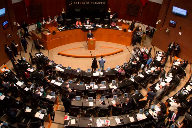 Senadores en cuarentena… de viajes, foros y actos masivos