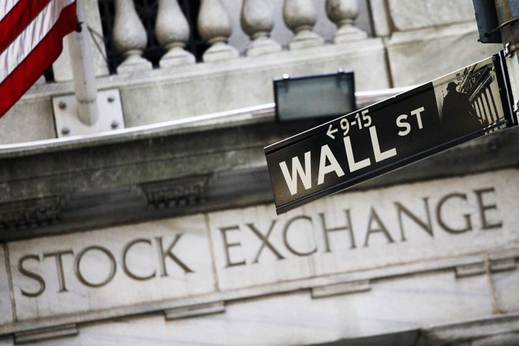 Wall Street apenas varía al mediodía