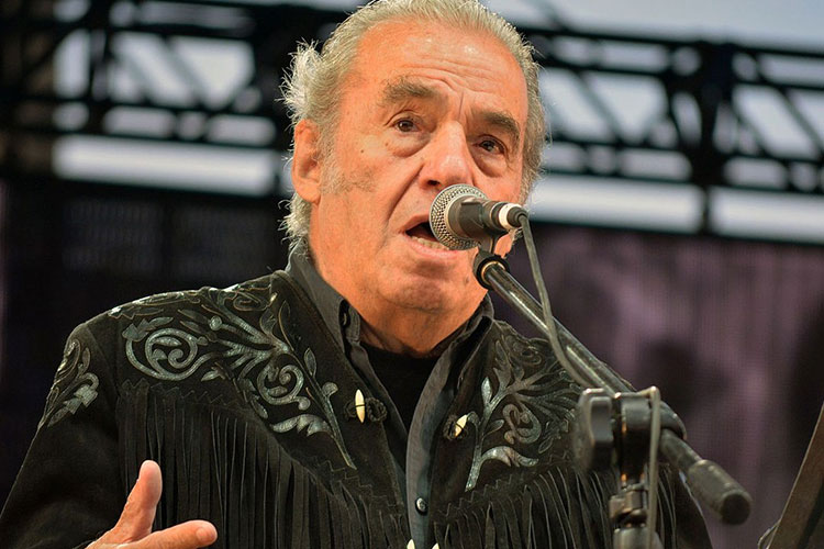 Fallece el cantautor Óscar Chávez a los 85 años