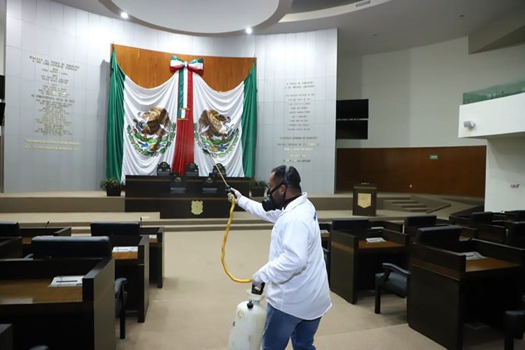 Desinfectan curules de Diputados por Covid-19