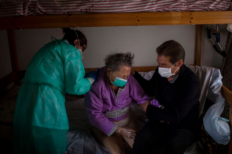 El virus destroza red de seguridad de los ancianos españoles