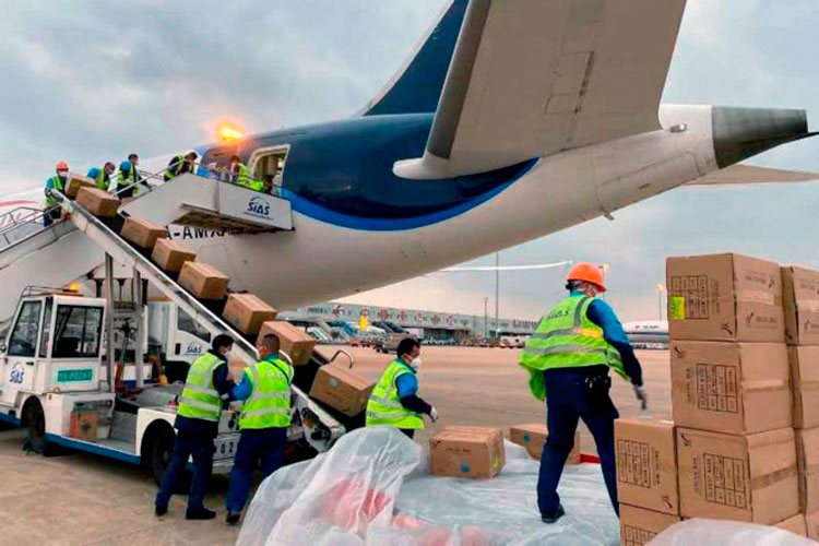 Esta noche llegará otro avión con más equipo médico