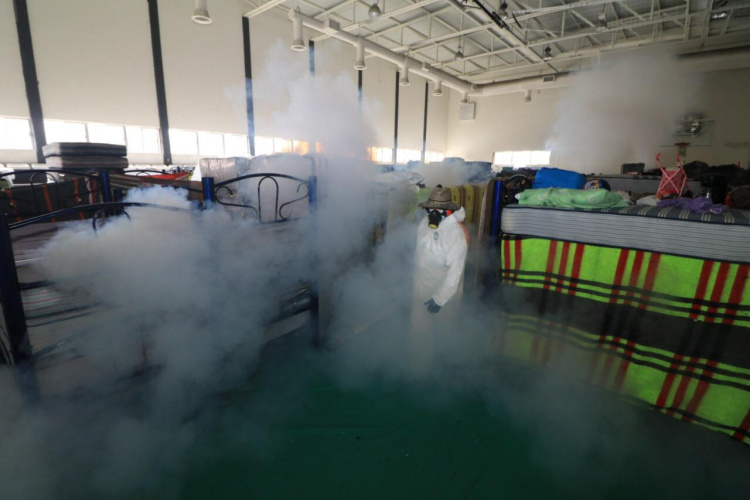 Sanitizan campamento de migrantes para prevenir contagios de coronavirus