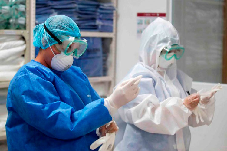 Contratan a 3 mil médicos; déficit de 200 mil