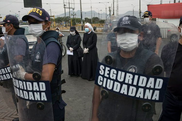 En Perú dividen por género y día los permisos para salir a la calle