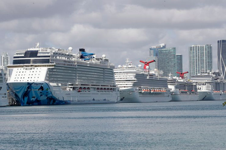 Guardia Costera de EEUU pide a cruceros permanecer en el mar