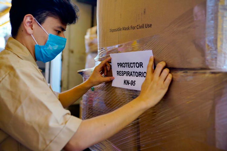 Inicia entrega de mascarillas a trabajadores del IMSS