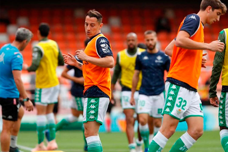 Guardado y Lainez reducirán sus salarios