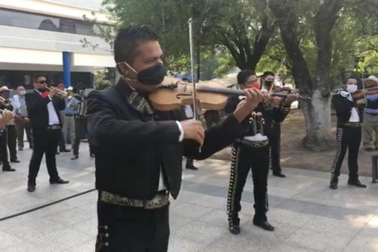 Al son de la negra protestan Mariachis en Palacio de Gobierno