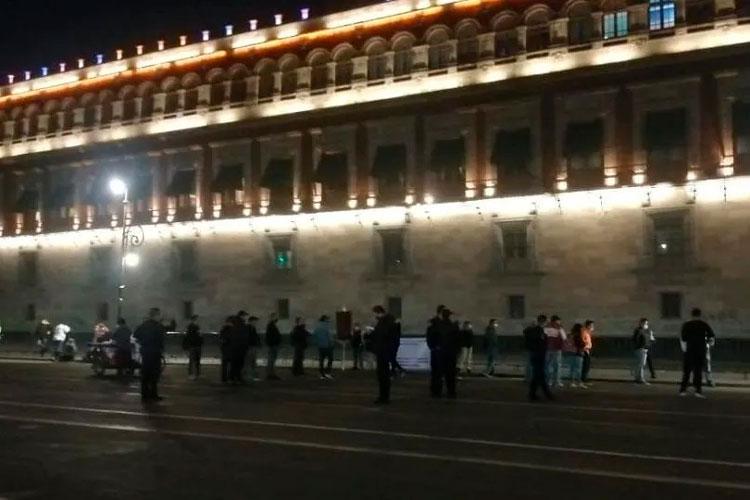 Trabajadores se manifiestan frente al Palacio Nacional
