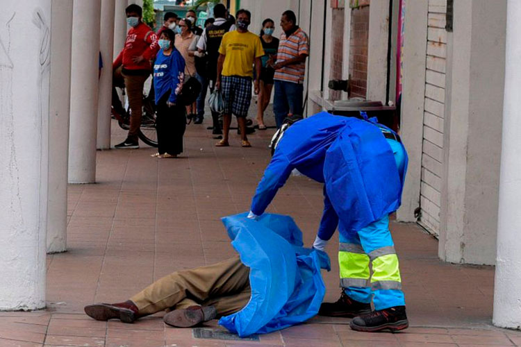 Pesadilla por el coronavirus en Guayaquil: tiran a la calle a los muertos