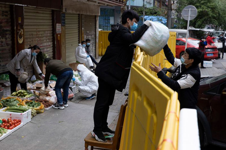 Regresan los vendedores callejeros a Wuhan, China