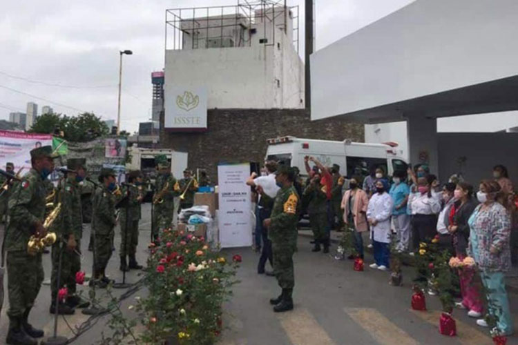 Militares llevan serenata a mamás en hospitales de NL