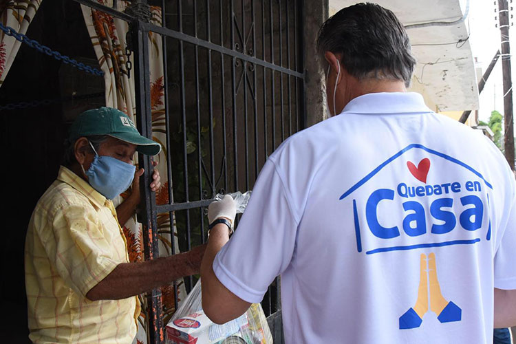 Va Chucho Nader Casa Por Casa; Entrega despensas y Limpian Colonias