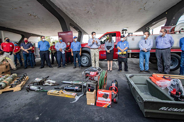 Recibe Alcalde donación de equipo para Bomberos por parte del Club Rotario Matamoros Industrial