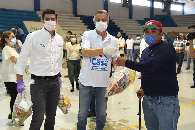 Distribuye Chucho Nader ayuda alimentaria a Despicadoras