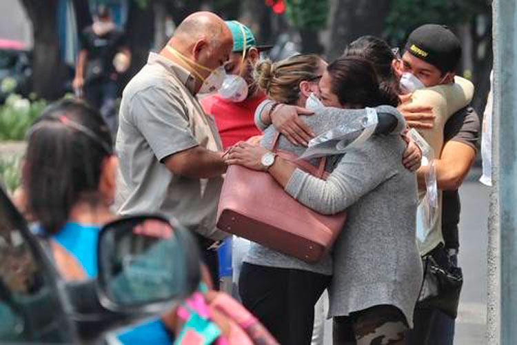 El drama familiar se sufre afuera de los hospitales en vela y de pie