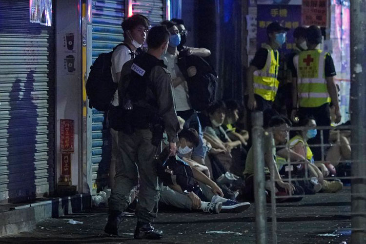 La policía detiene a 200 manifestantes en Hong Kong