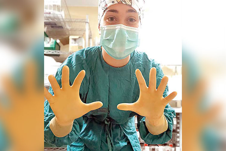 María Sanjuán se cambia los guantes; ayuda sin miedo