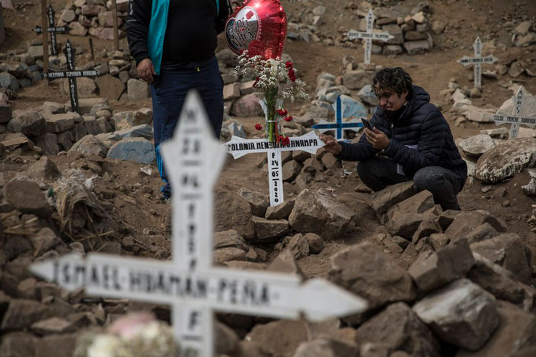 Perú: familias entierran a más de un muerto por coronavirus