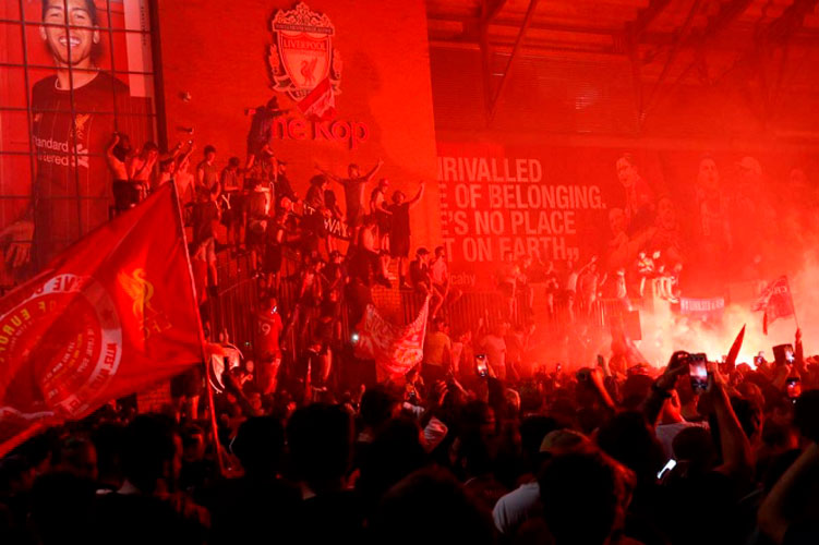 Liverpool tacha de inaceptable la actitud de sus aficionados