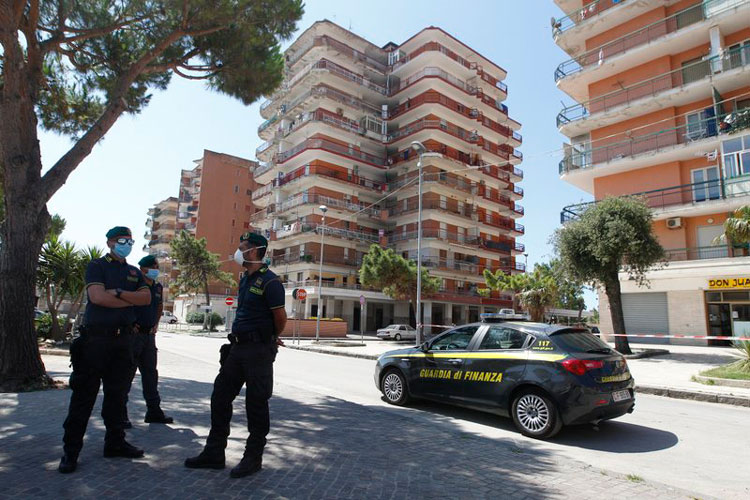 Italia: Crece tensión en edificio en centro de foco en sur