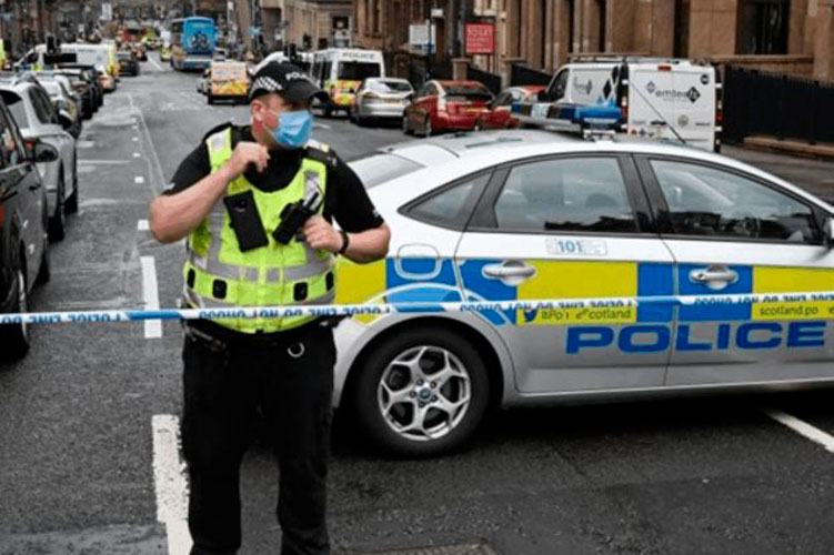 Apuñalan a agente de policía en Escocia, sospechoso muerto