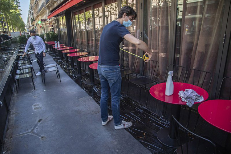 Reabren gradualmente cafés y restaurantes en París