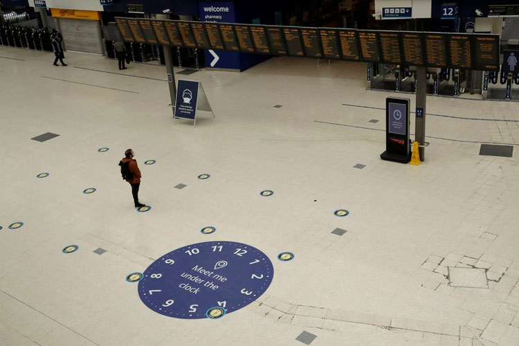 Critican al gobierno británico por cambios sobre mascarillas