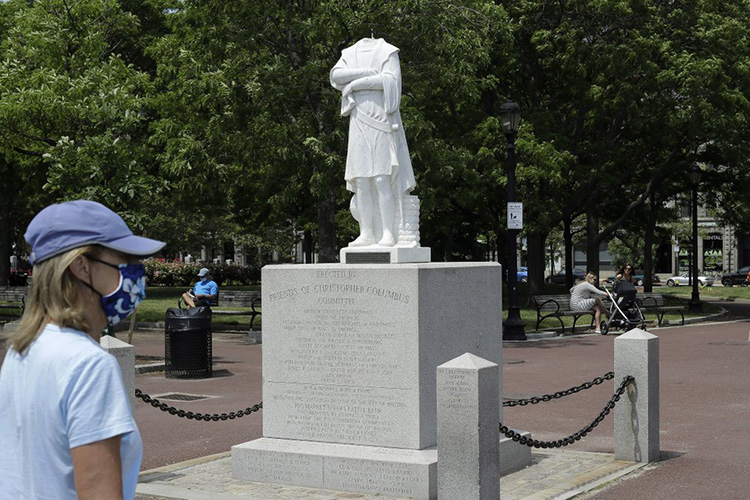 Derriban una estatua de Colón, decapitan otra en EU