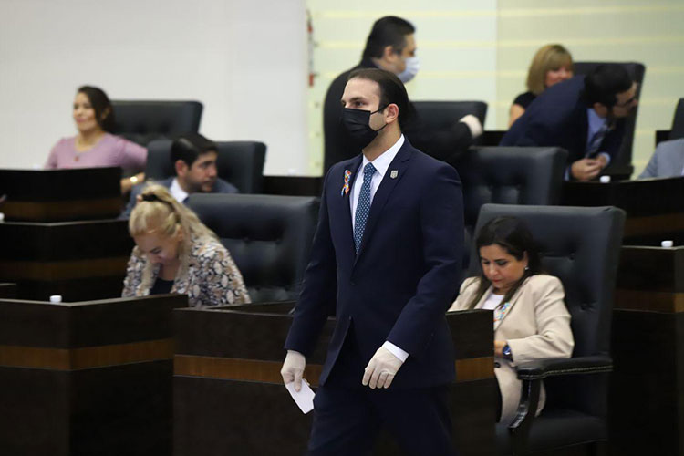Una Tras Otra Diputada belicosa e ignorante