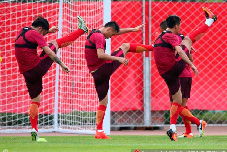 Castigo ejemplar a seis jugadores chinos por romper reglas de prevención