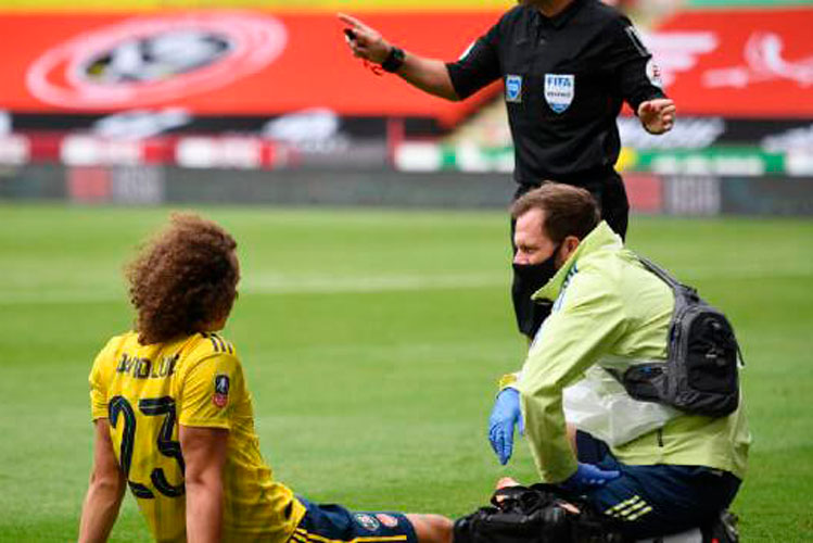 David Luiz se retira lesionado del partido ante el Sheffield United
