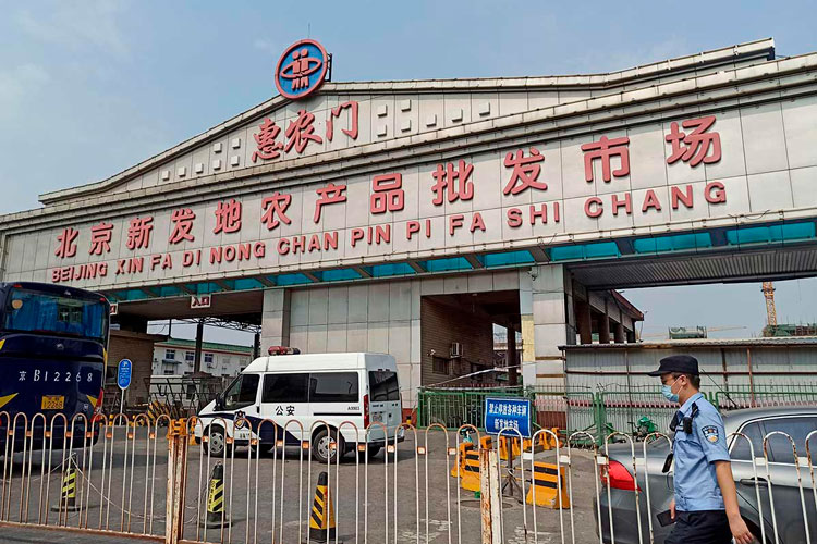 Aísla China 11 barrios de Pekín tras brote de covid en mercado