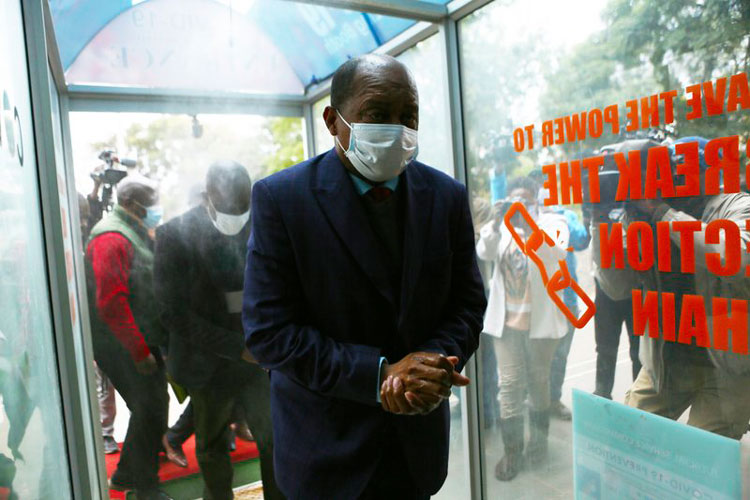 Procesan a ministro de Zimbabue por contratos ilegales