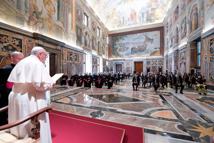 El papa elogia labor de médicos y enfermeras de Lombardía