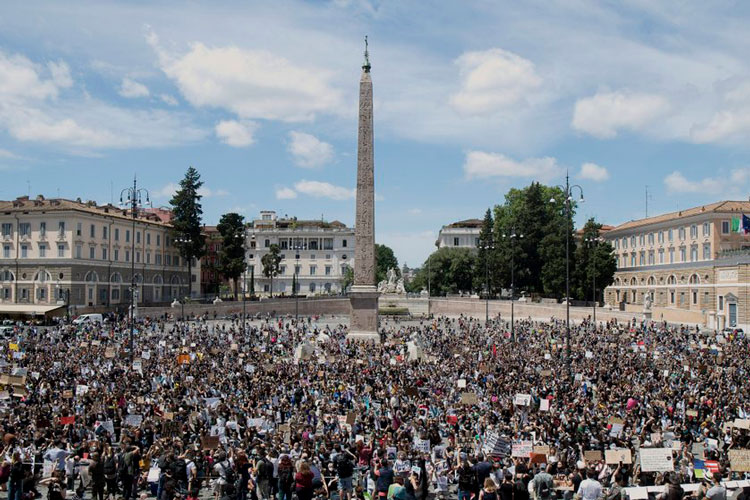 Miles protestan en Europa en contra del racismo