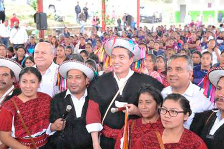 Pobladores prenden fuego a casa del alcalde de Larráinzar, Chiapas