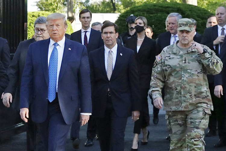 Jefe militar dice fue error acompañar a Trump