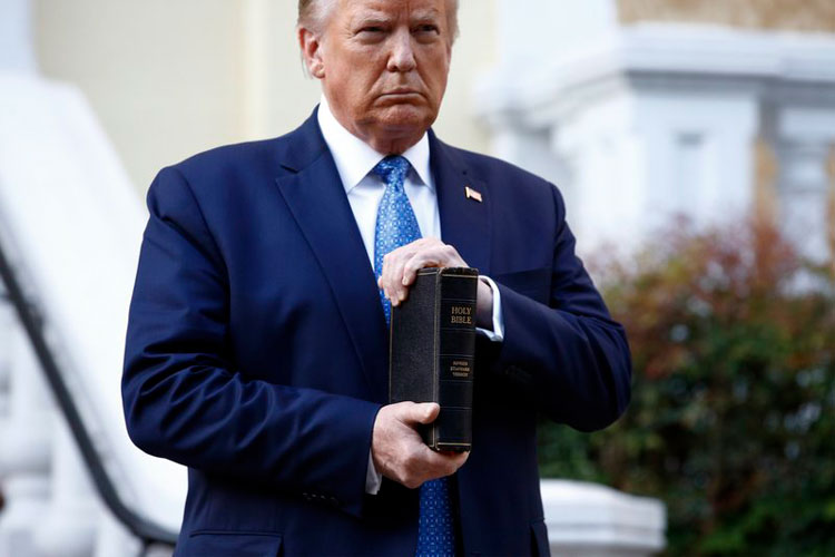 Obispa episcopal “indignada” por visita de Trump a iglesia
