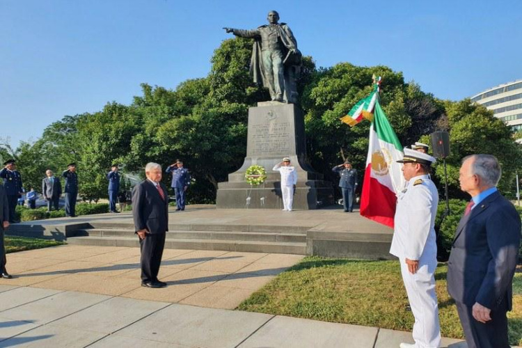 Deposita AMLO ofrenda florar en monumento a Juárez en Washington