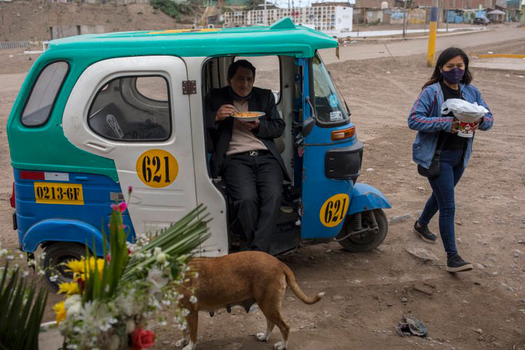 Peruanos salen en masa tras finalizar cuarentena de 106 días