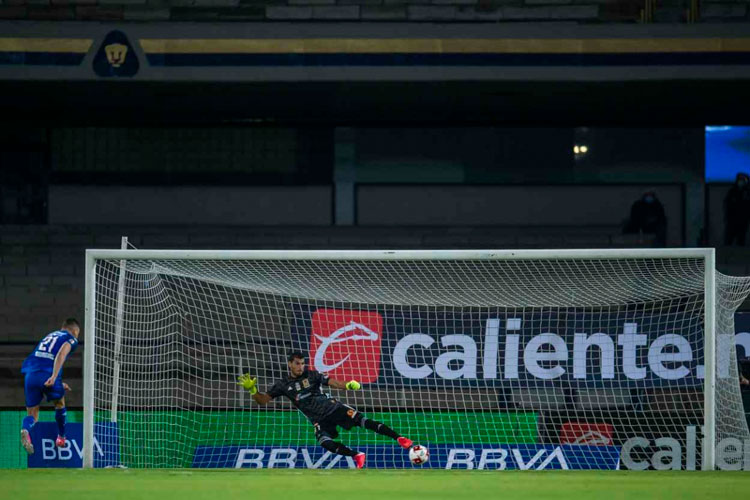Cruz Azul avanza con drama a la final de la Copa por México