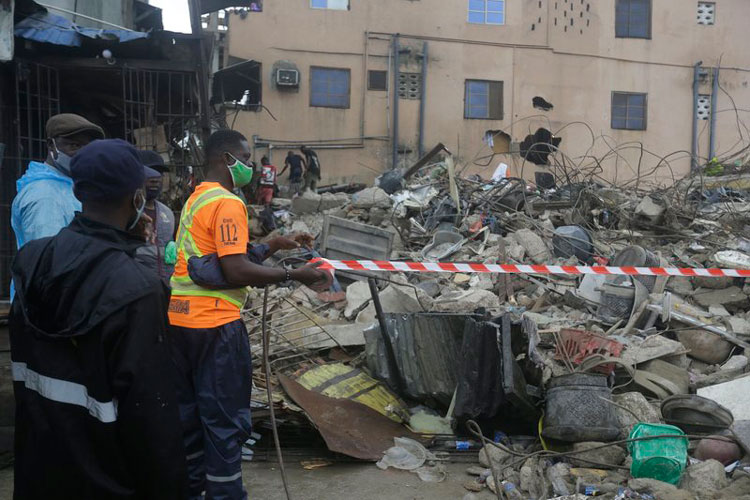 Dos muertos al derrumbarse edificio en Nigeria