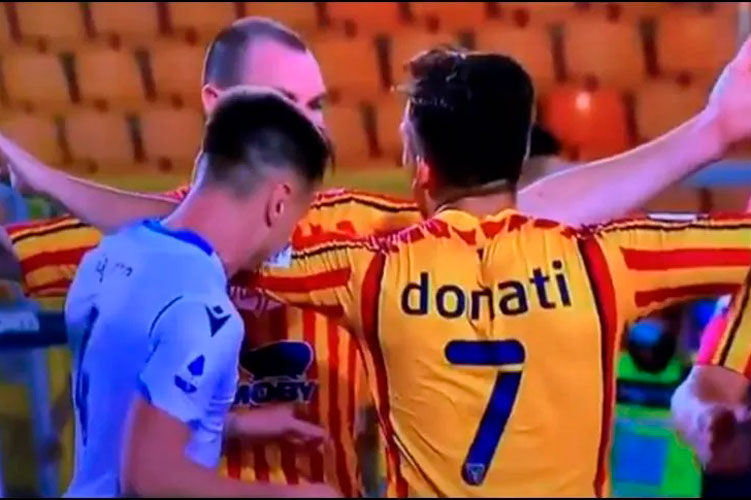 Multan con 10 mil euros a jugador de la Lazio por morder a rival
