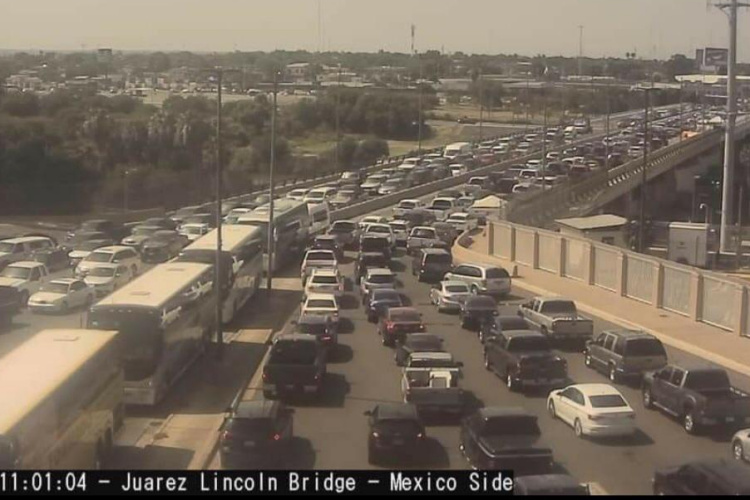 Saturan miles frontera de Tamaulipas para salir de EU