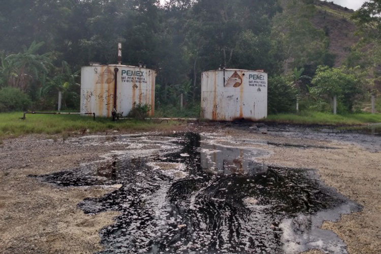 Derrame de chapapote de Pemex tapa canales en Ciudad Madero